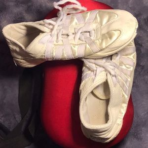 Nfinity cheer shoes size 6 with case